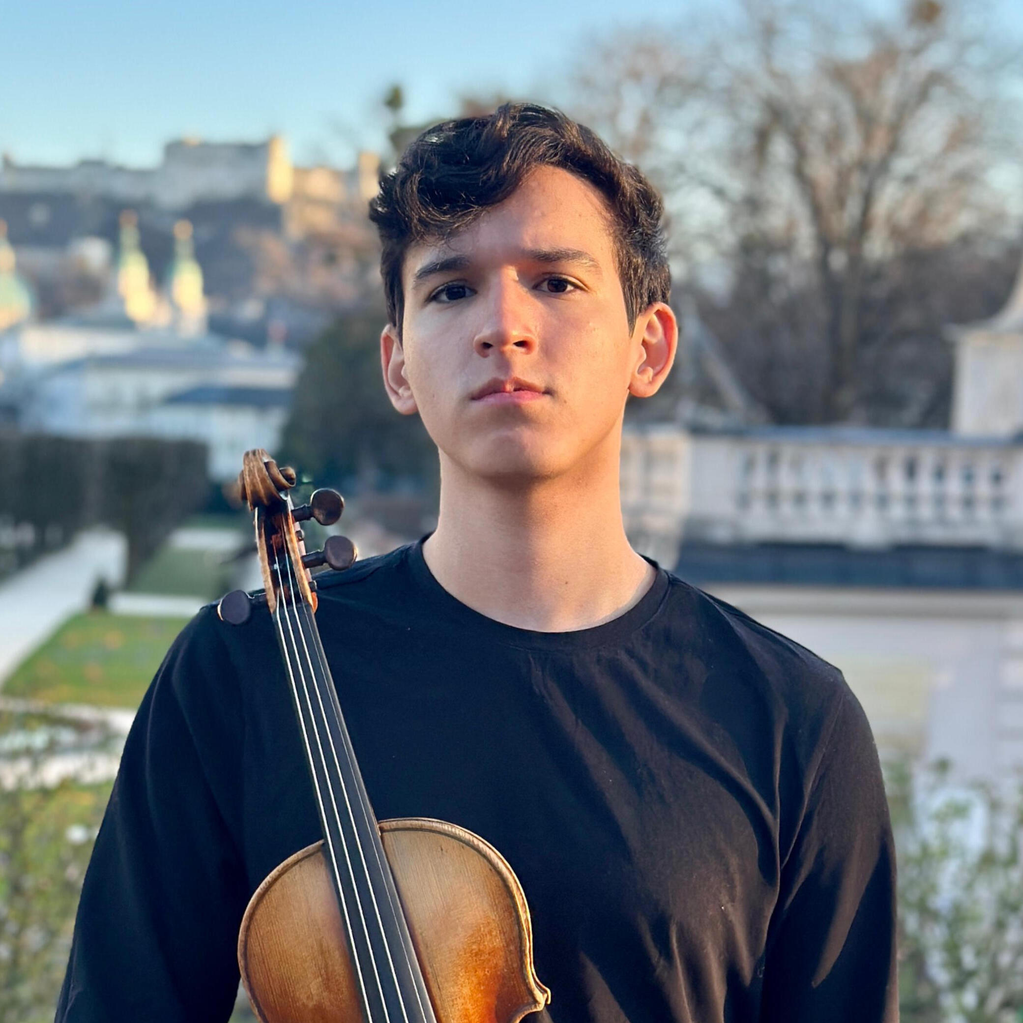 Born in São Paulo's East Zone, Guilherme received a scholarship to study in Austria as one of Brazil's most outstanding young musicians. He now performs at festivals such as Prussia Cove and in venues like the Concertgebouw Amsterdam and the KKL Luzern.