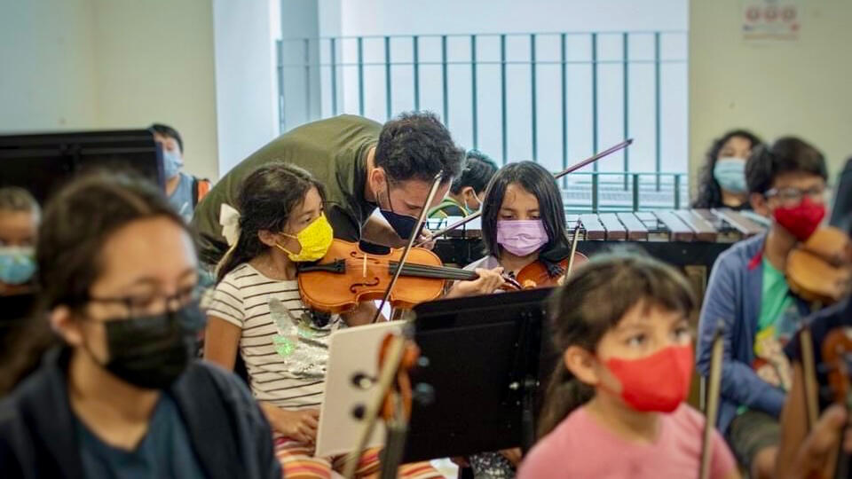 Pablo Araya Betancort teaching at a social project in Mexico